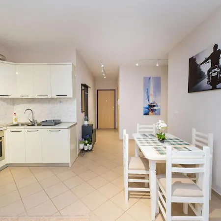 Between Sea & Hills 2br Currila Escape Apartment *