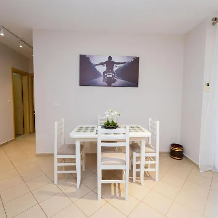 Apartment Between Sea & Hills 2br Currila Escape