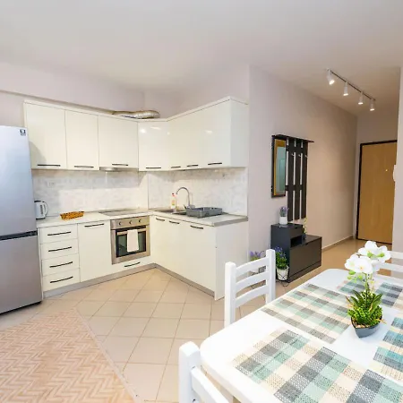 Between Sea & Hills 2br Currila Escape Apartment