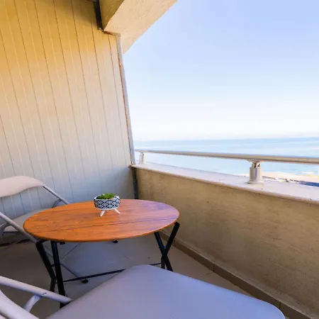 Between Sea & Hills 2br Currila Escape Apartment